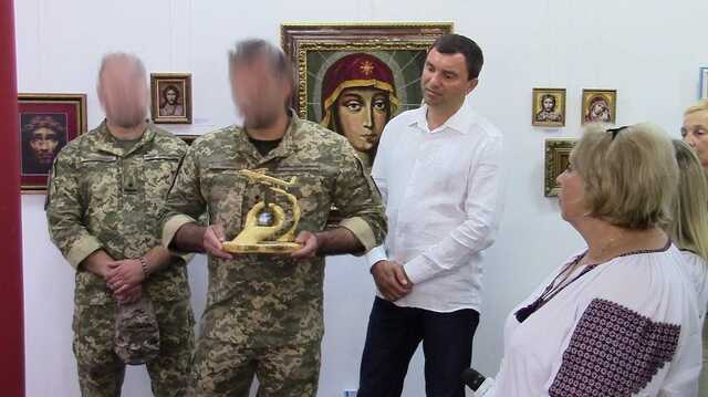 Коломийський музей отримав унікальний експонат – писанку, виплавлену з уламків ракет РФ