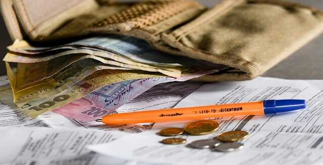 Як українців змушують платити за комунальні послуги