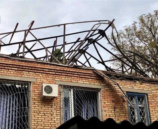 Войска РФ нанесли ракетный удар по Никополю: задело админздание и многоэтажки