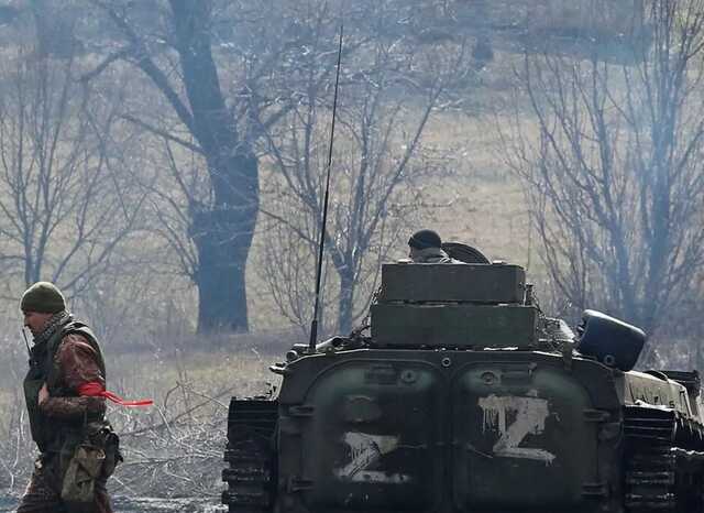 У Генштабі показали знищення російського танка з десантом: успіху не мав, не відійшов