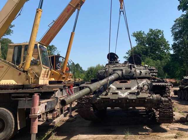 У Києві із Хрещатика вивезли знищену техніку окупантів