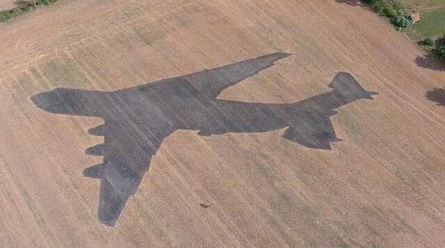 Український скульптор створив 80-метрову тінь літака "Мрія" на пшеничному полі у Данії