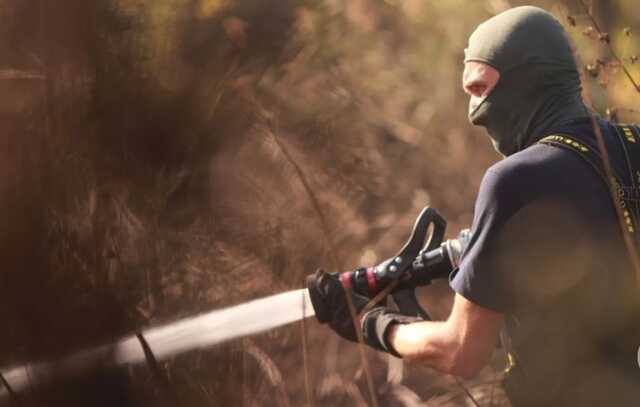 На Київщині продовжили гасити пожежу на торфовищах