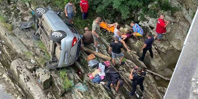 У Закарпатській області автомобіль злетів з моста у річку