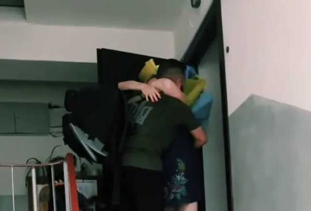 "Боже! Мій син приїхав..." Зустріч українського воїна з мамою довела мережу до сліз