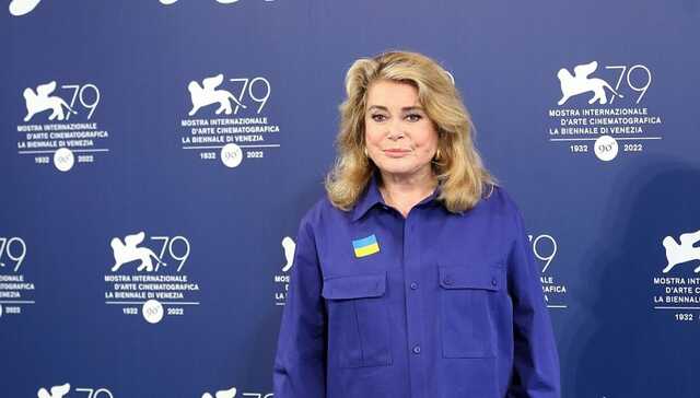 Легенда французького кіно Катрін Денєв з’явилася на Венеціанському фестивалі із синьо-жовтим значком