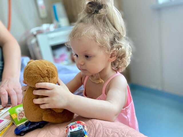 У Києві лікарі "Охматдиту" провели унікальну операцію 2-річній дівчинці