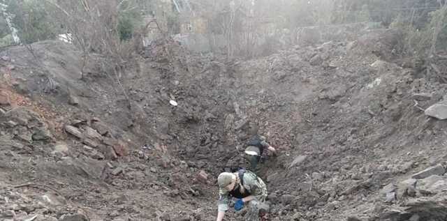 Ракета потрапила на територію школи: з’явилися фото з наслідками нічних обстрілів Харкова