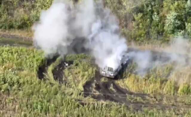 Мінус дві БМП: у ЗСУ показали ефектні кадри ударів по російських окупантах