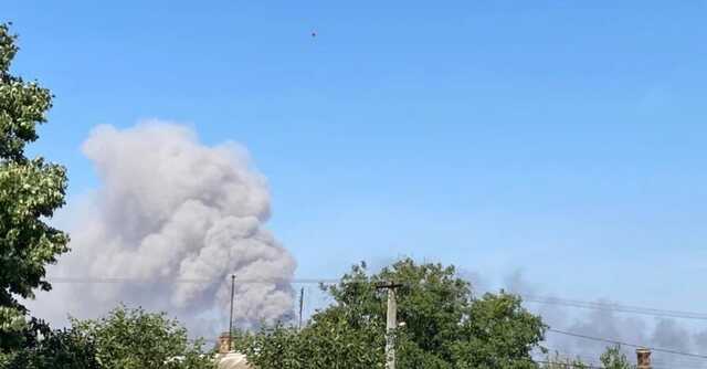 У Мелітополі гримлять нові вибухи: з аеродрому вивозять розбиті гелікоптери РФ