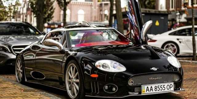 В Европе заметили редкий суперкар уже несуществующей марки с украинскими номерами