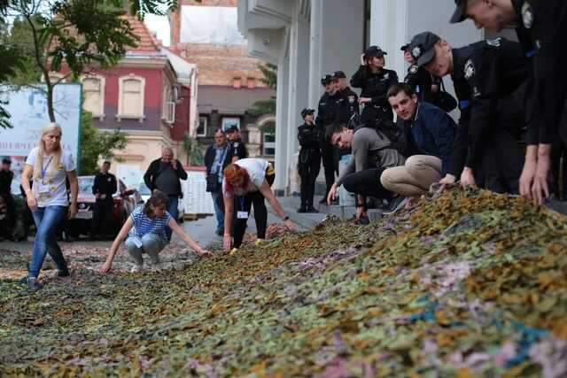 У Львові сплели найбільшу маскувальну сітку в Україні: встановлено національний рекорд