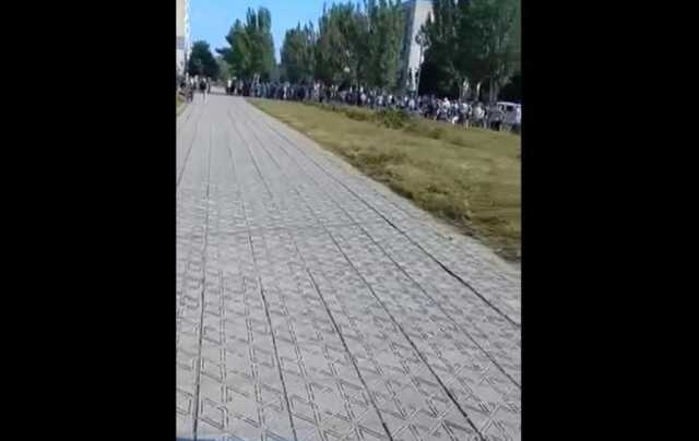 В сети показали километровые очереди за хлебом на захваченной Луганщине