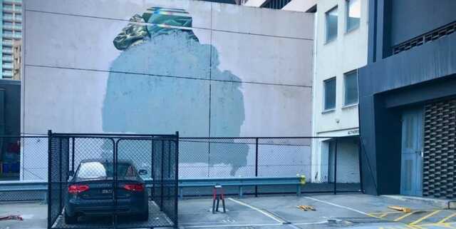 У Мельбурні зафарбували скандальний мурал, на якому обіймаються російський та український військові