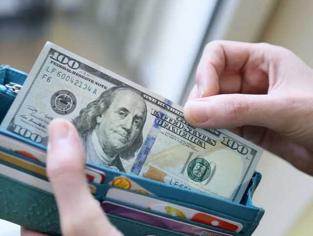 ПриватБанк перестав видавати долари: українці масово скаржаться на відмови в касах