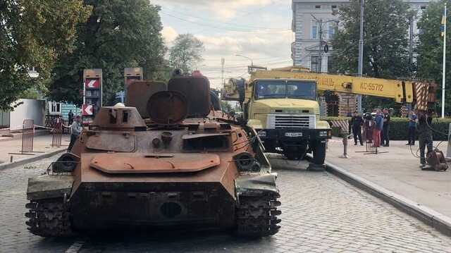 На выставке трофейной техники в Черновцах нашли боеприпас, который мог сдетонировать