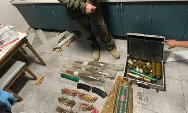 У Києві затримали чоловіка з арсеналом зброї та військовими документами