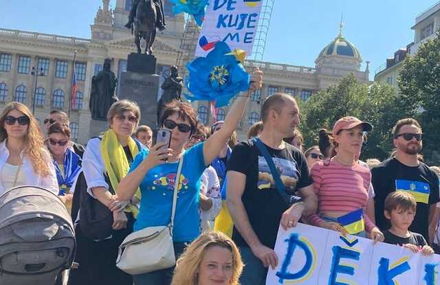 «Дякуємо!»: українські біженці провели ходу і подякували Чехії за притулок під час війни