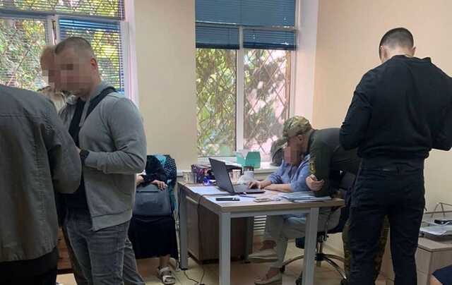 У Києві голова благодійної організації торгував бронежилетами