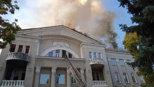 Мэр Бахмута показал, во что снаряды россиян превратили известное здание