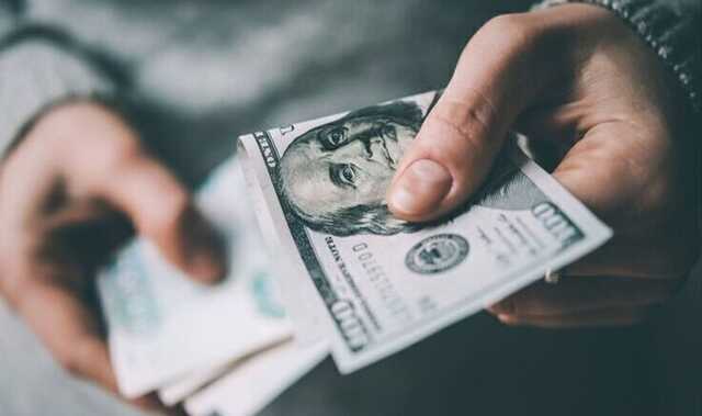 Доларів в Україні не вистачає: банки відмовляються продавати валюту