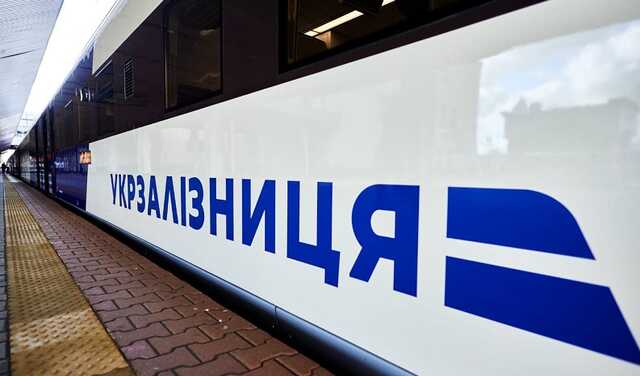 "Укрзалізниця" попередила про затримку поїздів через обстріли: список
