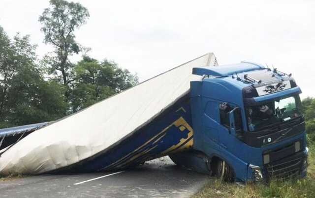 На трасі "Чернігів-Десна-Вишгород" ДТП із фурою: рух заблокований