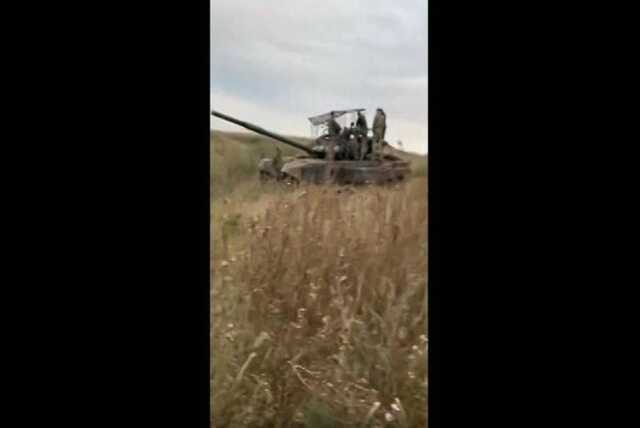 Украинские бойцы затрофеили вражеский Т-72 с "мангалом" на башне