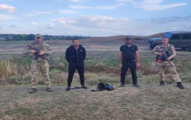 Відчули аромат парфумів: прикордонники спіймали двох чоловіків, які бігли до Молдови