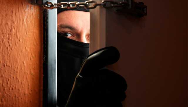 У Києві жінка в своїй квартирі застала на гарячому грабіжника