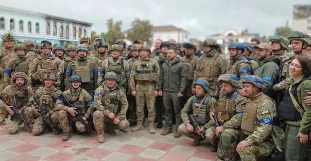 Зеленський приїхав у звільнений Ізюм і підняв прапор України разом з воїнами