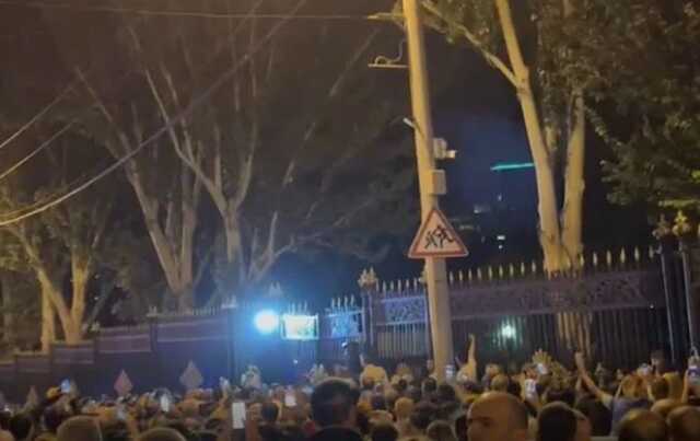 У парламенту Вірменії зібралися сотні людей: вимагають відставки Пашиняна