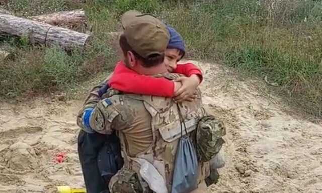 До сліз: зворушливу зустріч батька з сином у звільненому Ізюмі зняли на відео