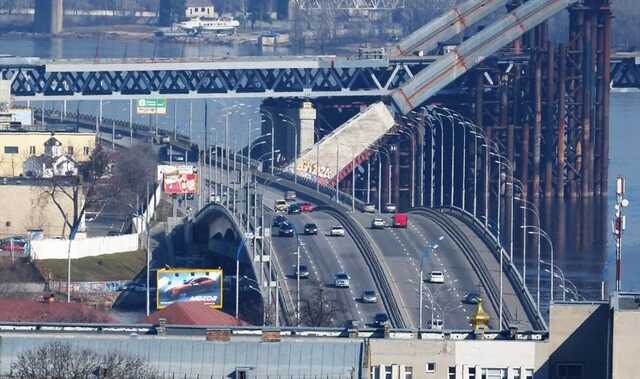 У Києві на вулиці Набережно-Рибальській частково обмежили рух транспорту