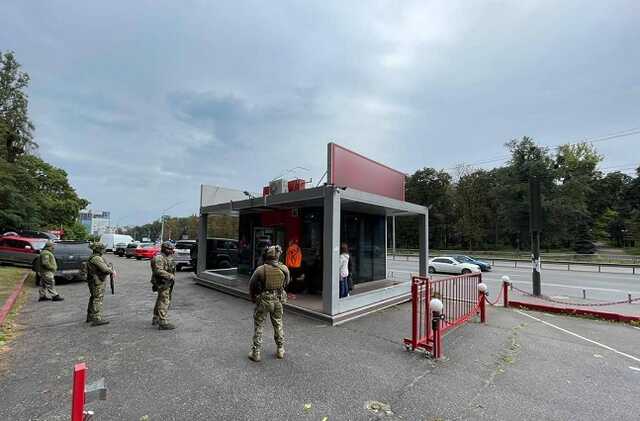 Завозили машини для ЗСУ і продавали за валюту: у Києві виявили групу шахраїв