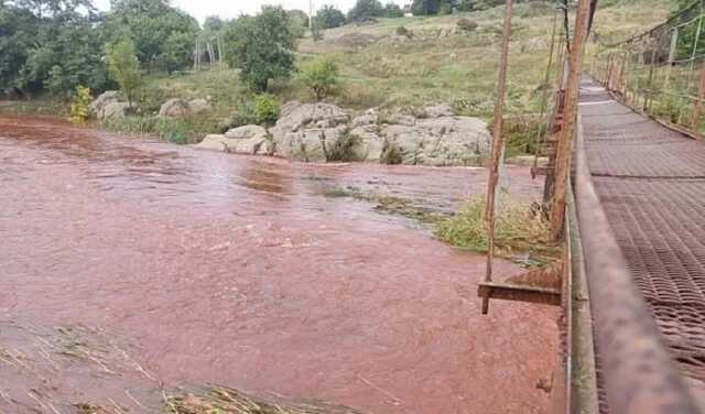 У Кривому Розі вода в Інгульці стала червоною: з’явилося пояснення