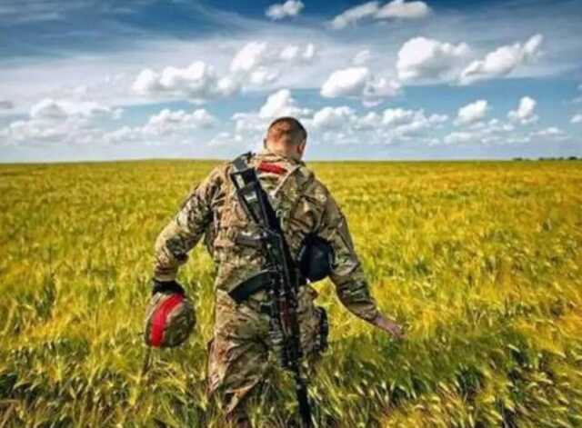 "Розриває серце": мережу вразило фото матері, яка бігла назустріч вбитому сину-захиснику України