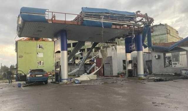 Негода у Бурині: людей дістають з-під завалів, серед поранених немовля