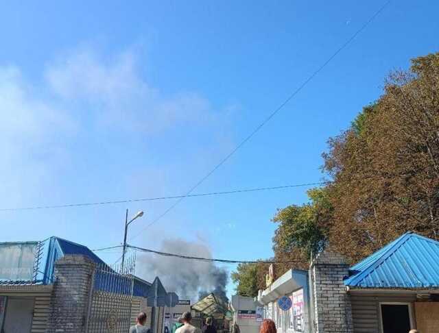 У Донецьку після обстрілу горить відомий ринок