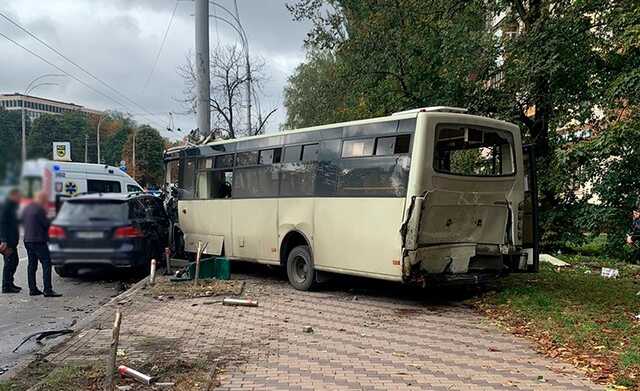 В Киеве устанавливают обстоятельства ДТП, в котором пострадали 23 пассажира маршрутки