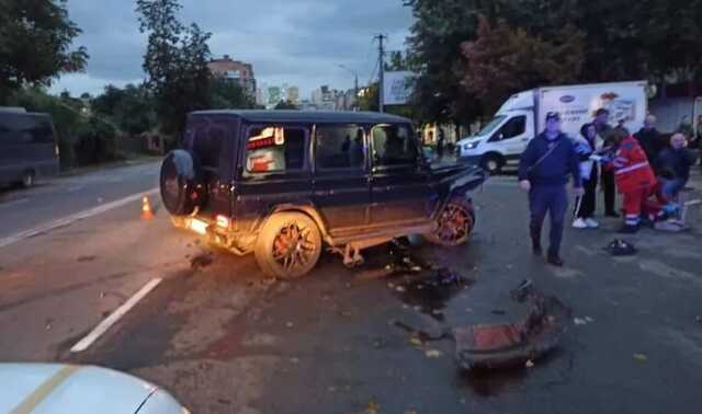 На Київщині сталась аварія за участю позашляховика Mercedes: є постраждалі