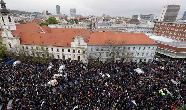 На мітингу у Братиславі вимагали знизити ціни та провести дострокові вибори
