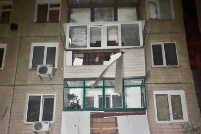 Окупанти ударили по Нікополю, пошкоджено десятки багатоповерхівок