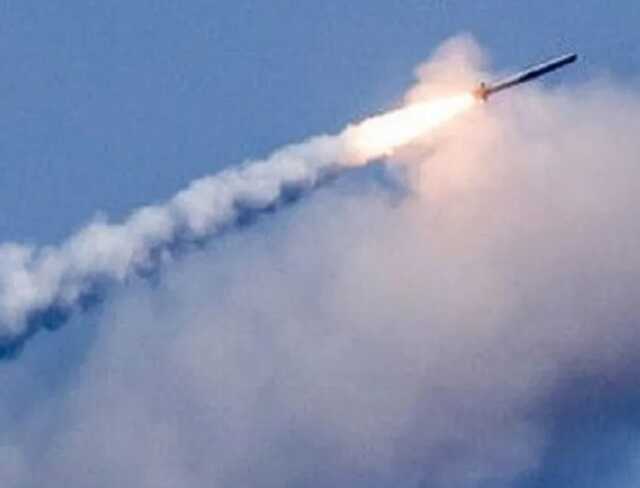 Окупанти обстріляли Запоріжжя: на місці прильотів почалася пожежа