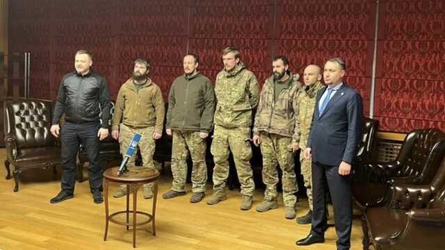 Захисники “Азовсталі”: Як вони виглядають після російського полону