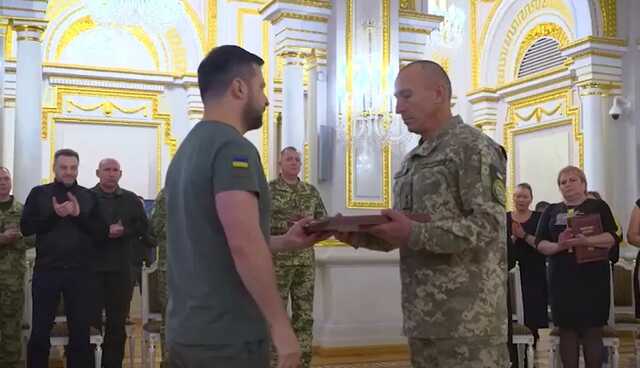 Зеленський вручив Зірку Героя українським захисникам і родинам загиблих у боях за Україну