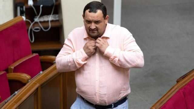 Нардеп Кузьміних, затриманий на хабарі, викинув обвинувальний акт із вікна свого позашляховика