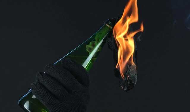 На Печерске пациент наркодиспансера бросал из окна "коктейли Молотова"