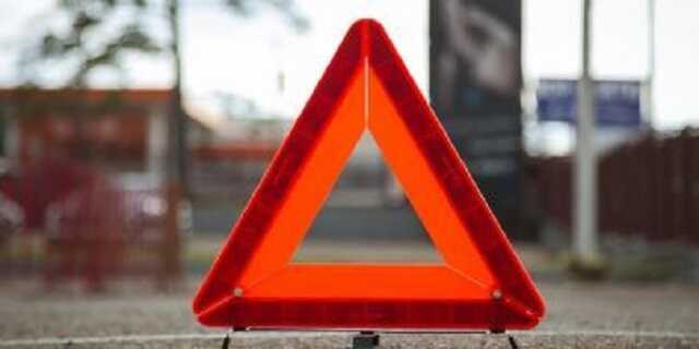 У Києві на Корчуватому легковик на швидкості протаранив відбійник