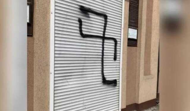 У Хмельницькому хлопця засудили за малювання свастики на синагозі